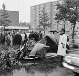 128467 Afbeelding van een verongelukte auto op de Kardinaal de Jongweg te Utrecht, ter hoogte van de kruising van met ...